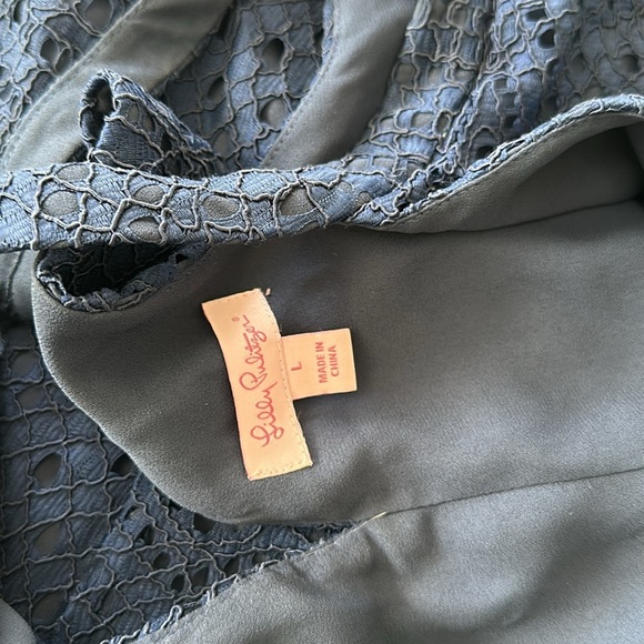 LIKE NEW NAVY LACE LILY PULITZER DRESS WITH BACK CLASP DETAIL. SIZE LARGE - Picture 4 of 4